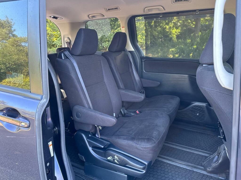 Toyota Voxy 2.0 Zs Version-seven Seater White #16