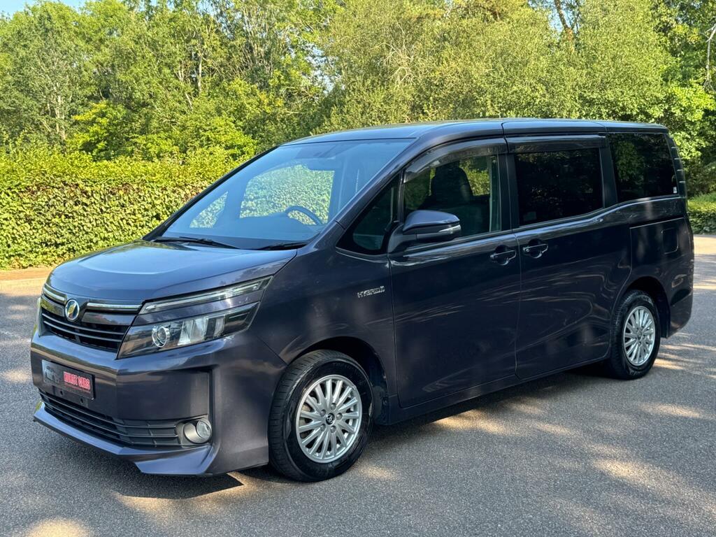 Toyota Voxy 2.0 Zs Version-seven Seater White #6