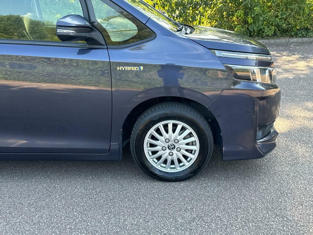 Toyota Voxy 2.0 Zs Version-seven Seater White #30