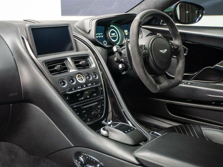 Aston Martin DB11 V8 Volante White #24