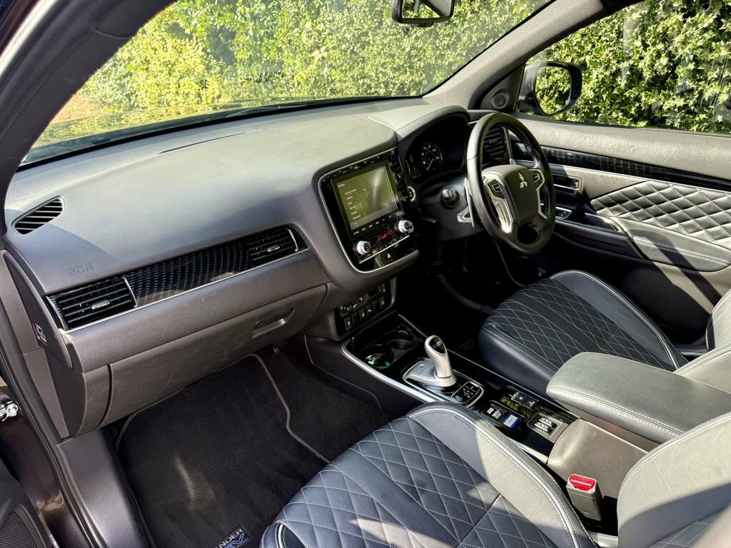 Mitsubishi Outlander 2.4 Phev Dynamic Safety Estate Red #11