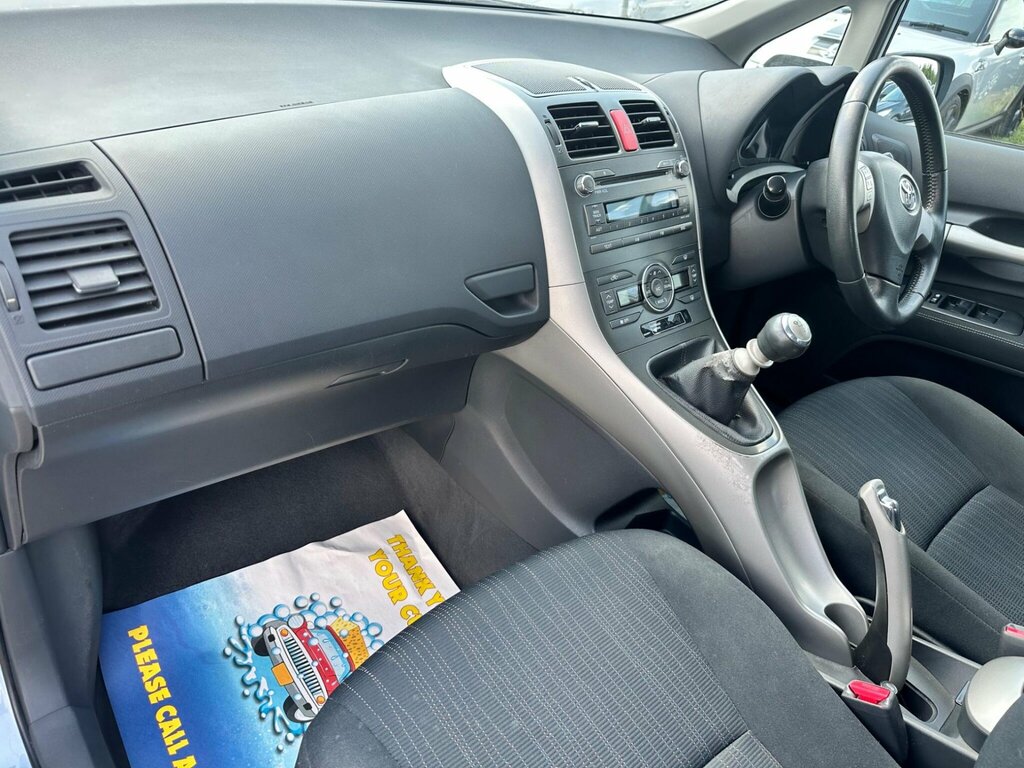 Toyota Auris Hatchback 200909 Silver #29