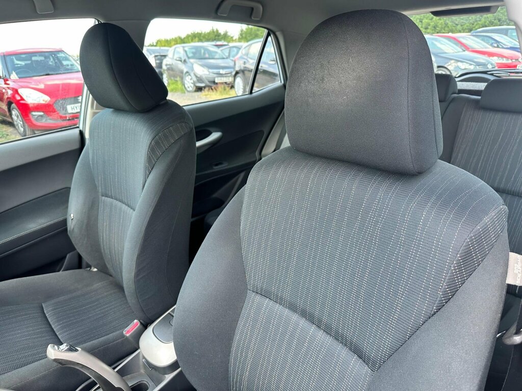 Toyota Auris Hatchback 200909 Silver #30