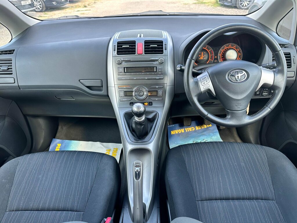 Toyota Auris Hatchback 200909 Silver #37