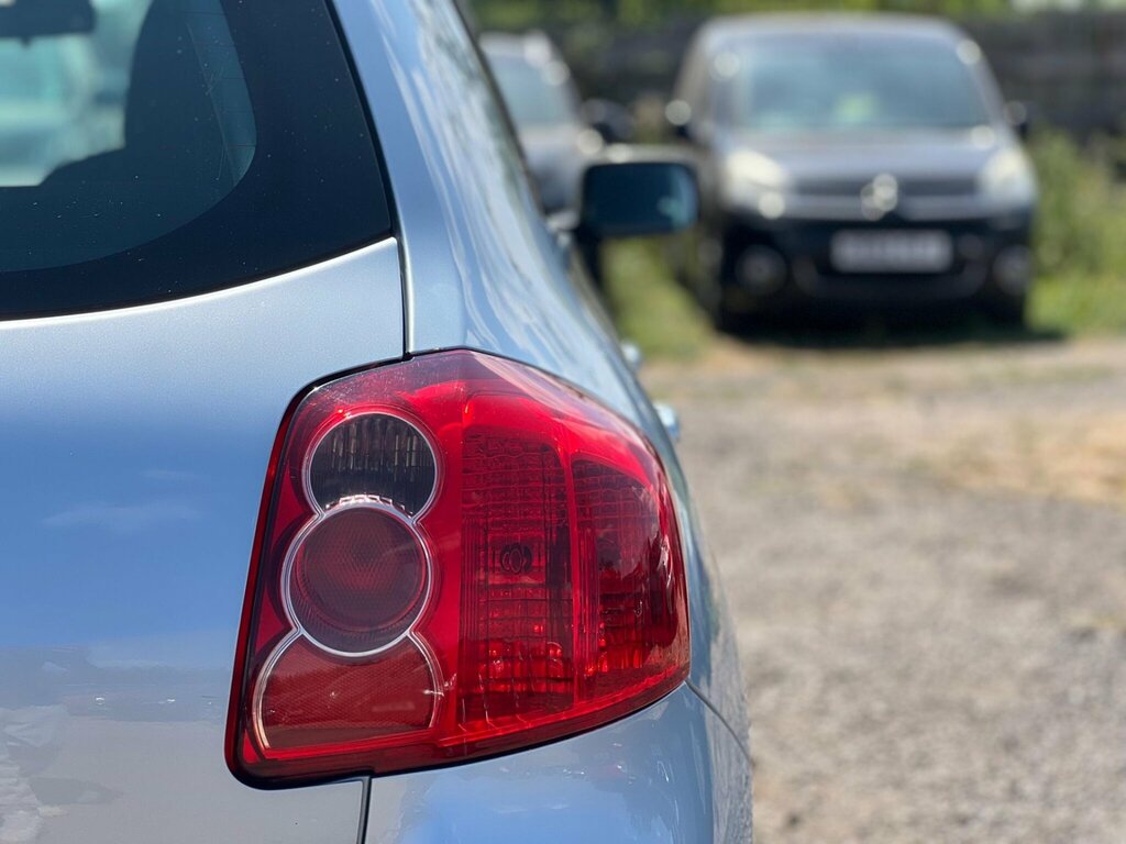 Toyota Auris Hatchback 200909 Silver #23