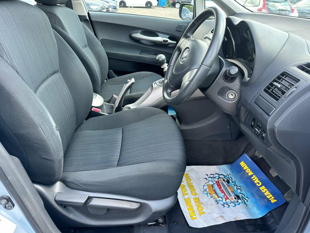 Toyota Auris Hatchback 200909 Silver #25
