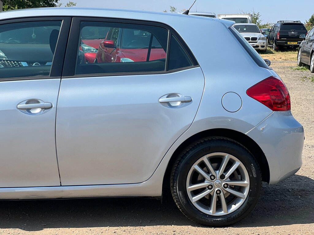 Toyota Auris Hatchback 200909 Silver #17