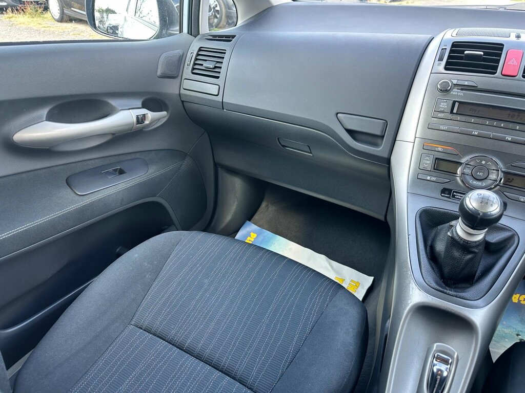 Toyota Auris Hatchback 200909 Silver #40