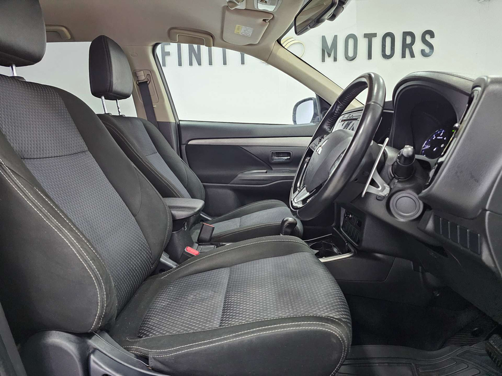 Mitsubishi Outlander Di-d 3 4Wd White #2