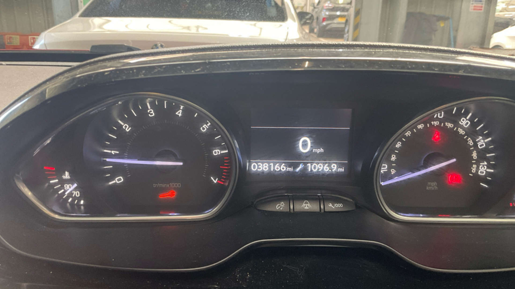 Peugeot 2008 1.5 Bluehdi 100 Allure 5 Speed Black #10