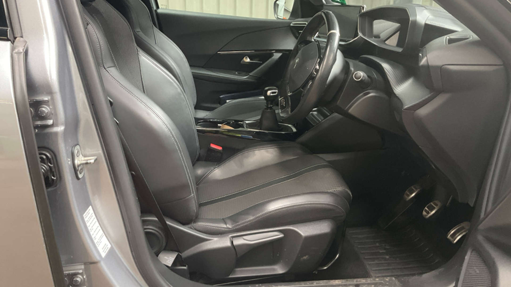 Peugeot 2008 1.2 Puretech Active Premium Grey #9