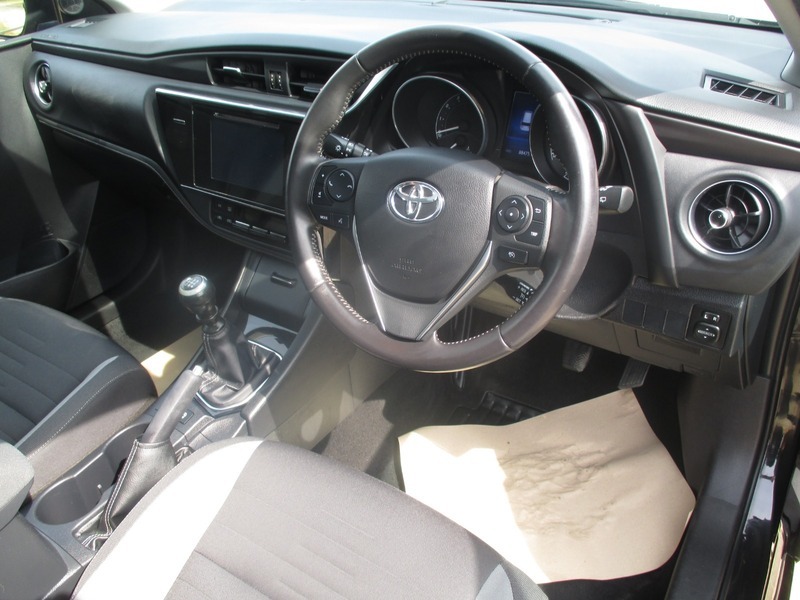 Toyota Auris Auris Excel D-4d Red #21