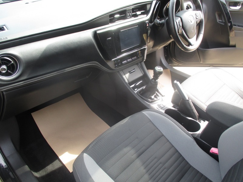 Toyota Auris Auris Excel D-4d Red #29