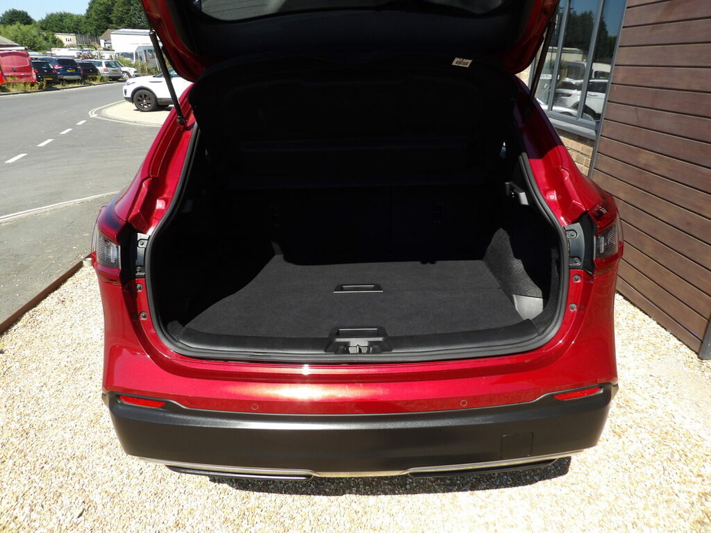 Nissan Qashqai Hatchback 1.6 Dig-t Tekna Red #3