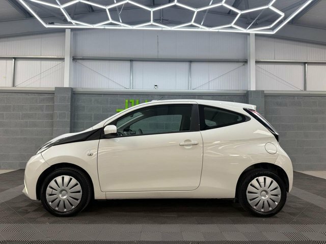 Toyota Aygo 2014 1.0 Vvt-i X-play Hatchback White #3
