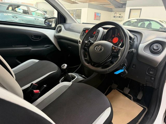 Toyota Aygo 2014 1.0 Vvt-i X-play Hatchback White #5