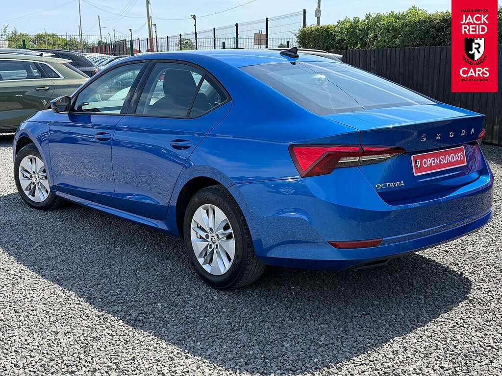 Skoda Octavia Hatchback UGZ3952 Blue #2