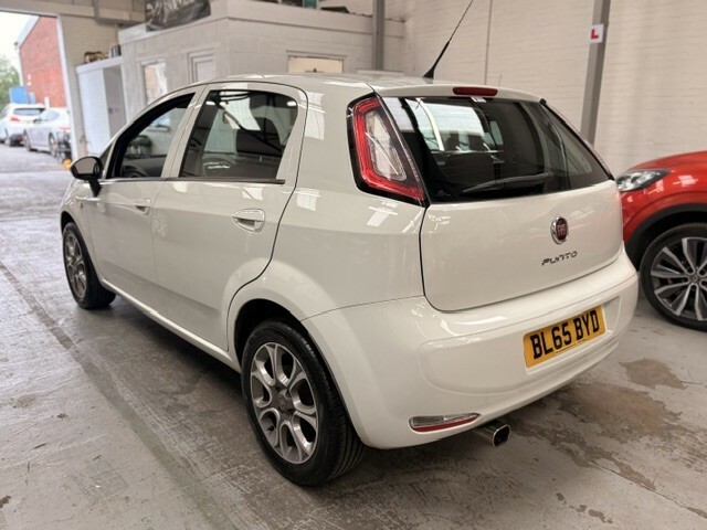 Fiat Punto Hatchback 1.4 Punto 5-Door 1.4 8V 77Hp Easy 2015 White #3