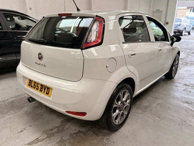 Fiat Punto Hatchback 1.4 Punto 5-Door 1.4 8V 77Hp Easy 2015 White #4