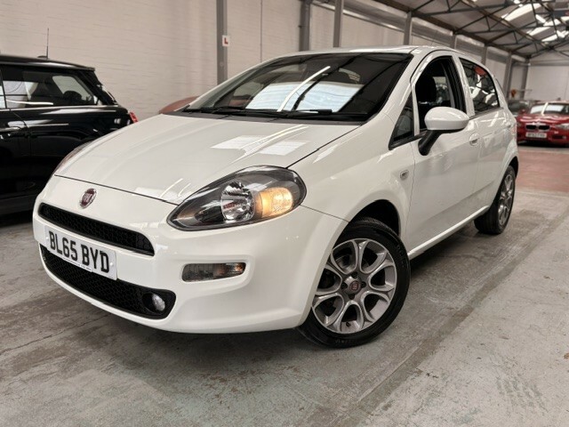 Fiat Punto Hatchback 1.4 Punto 5-Door 1.4 8V 77Hp Easy 2015 White #2