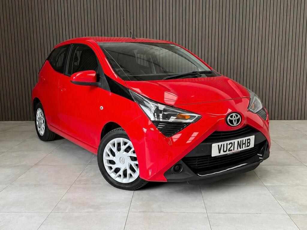 Toyota Aygo Hatchback 1.0 Vvt-i X-play Euro 6 Safety Sens Red