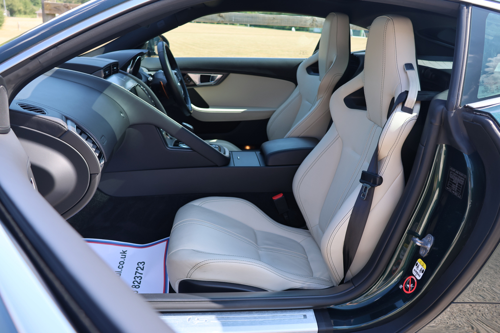 Jaguar F-Type V6 R-dynamic White #32