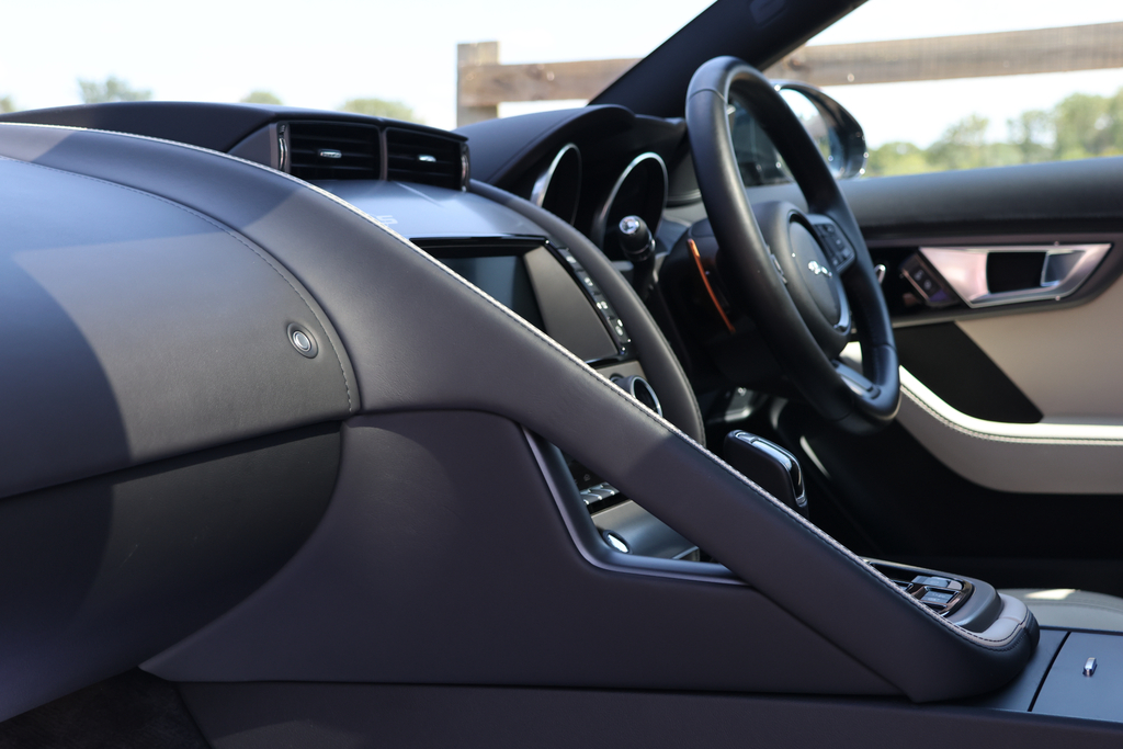 Jaguar F-Type V6 R-dynamic White #26