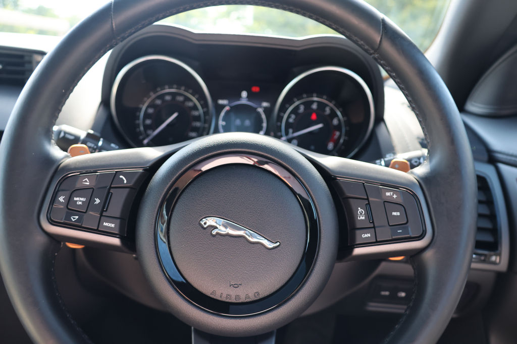 Jaguar F-Type V6 R-dynamic White #17
