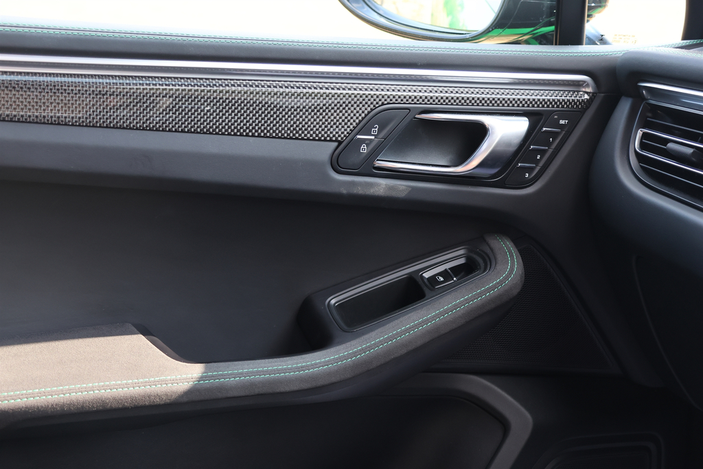 Porsche Macan Petrol  #25