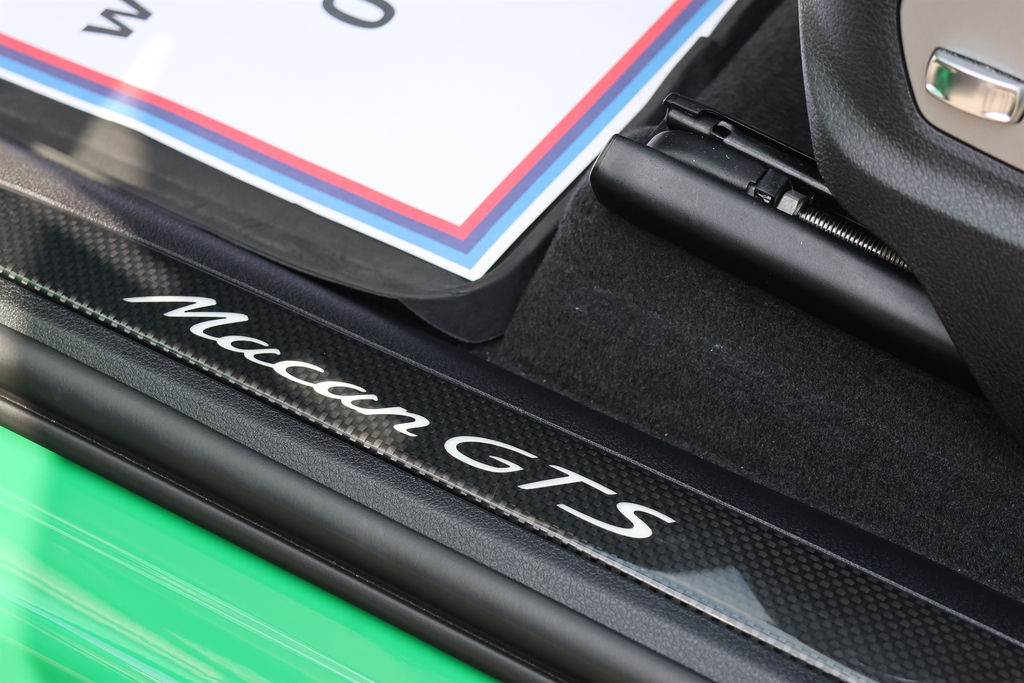 Porsche Macan Petrol  #28
