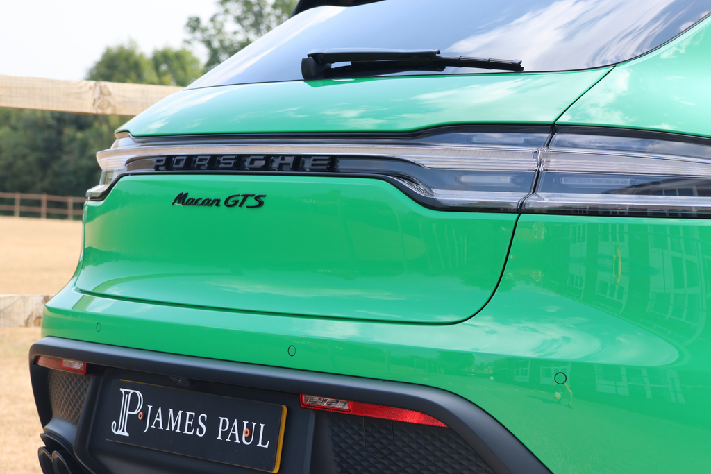 Porsche Macan Petrol  #18
