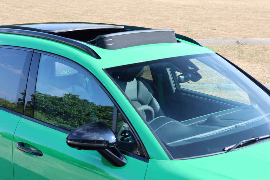 Porsche Macan Petrol  #33