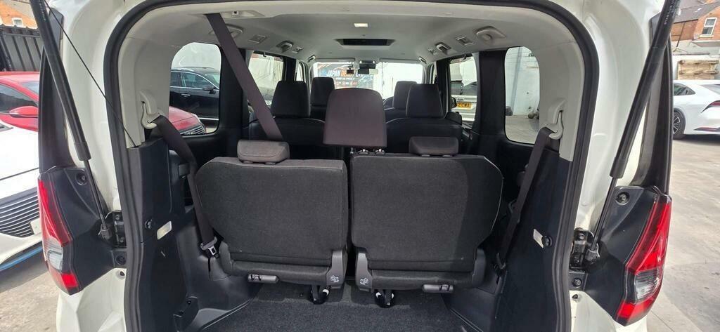 Toyota Noah Mpv White #3
