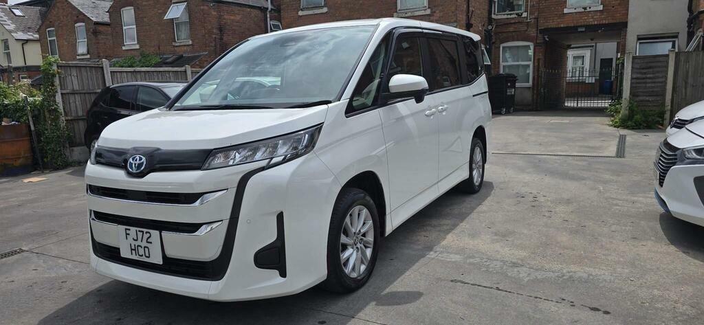 Toyota Noah Mpv White #4
