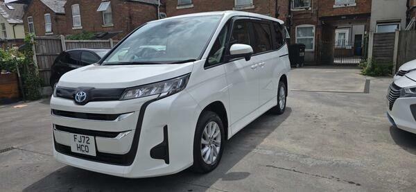 Toyota Noah Mpv White #5