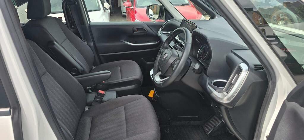 Toyota Noah Mpv White #6