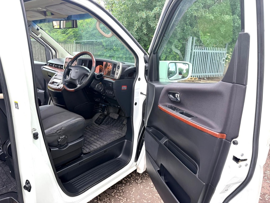 Nissan Elgrand Petrol White #12