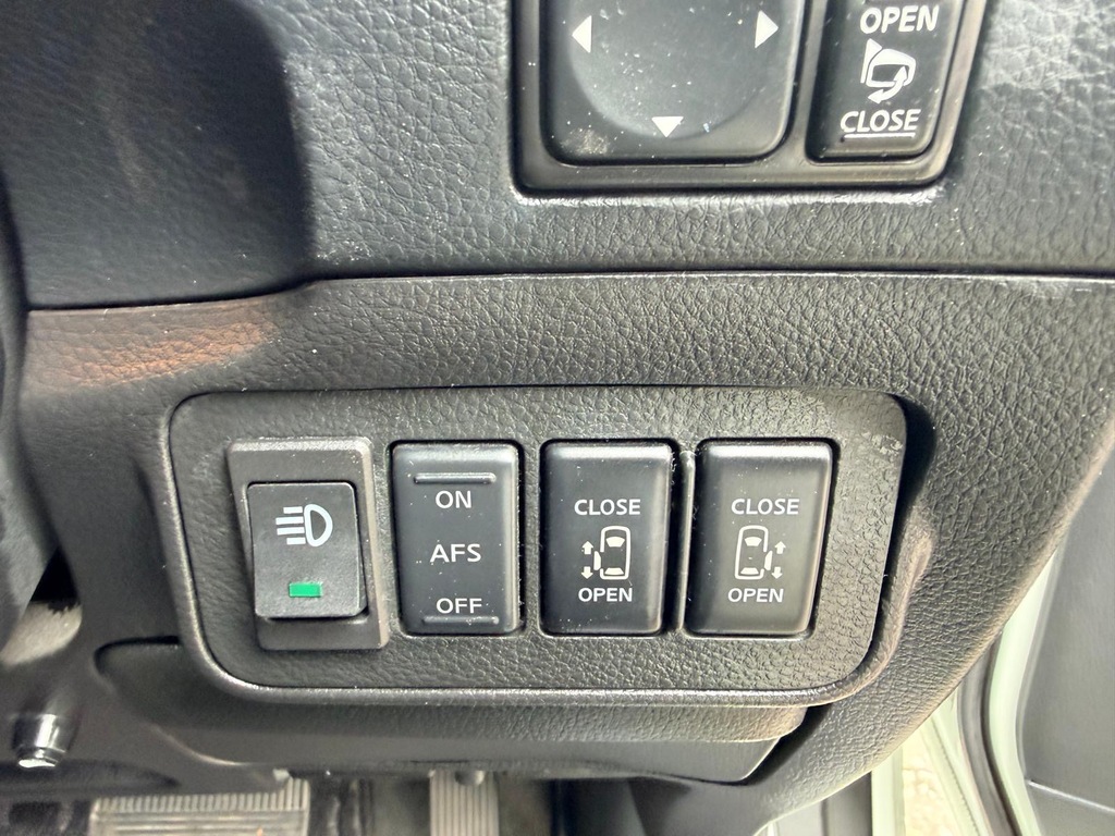 Nissan Elgrand Petrol White #22
