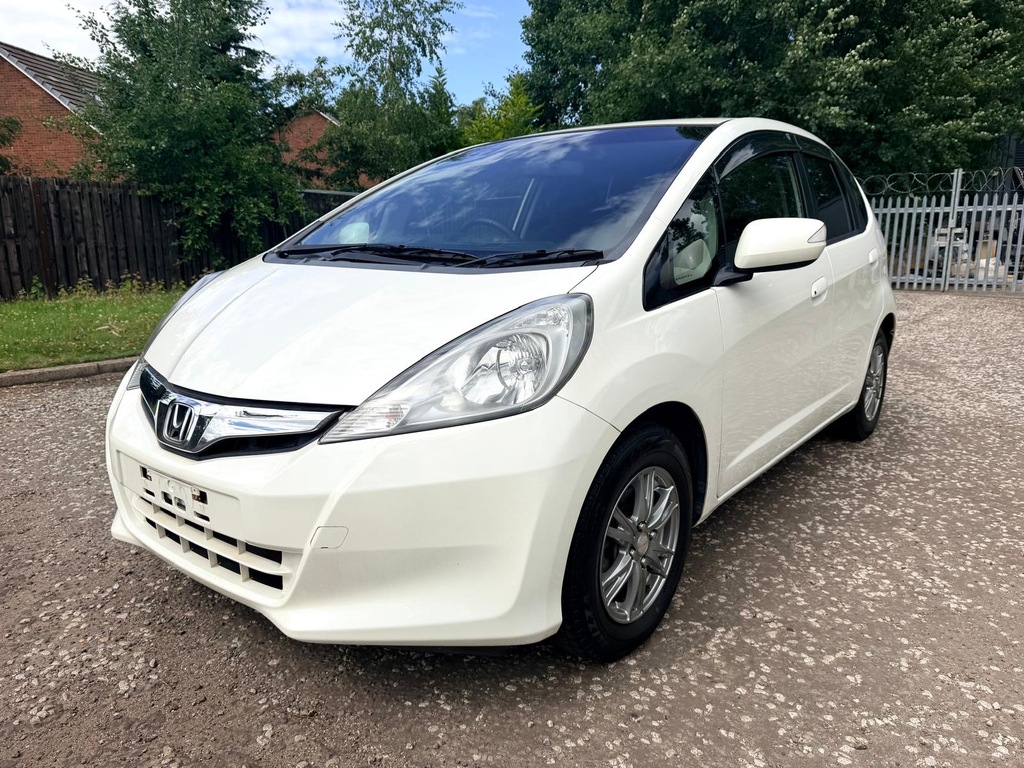 Honda Fit Jazz Fresh Import 1.5 Hatchback Cr White #3