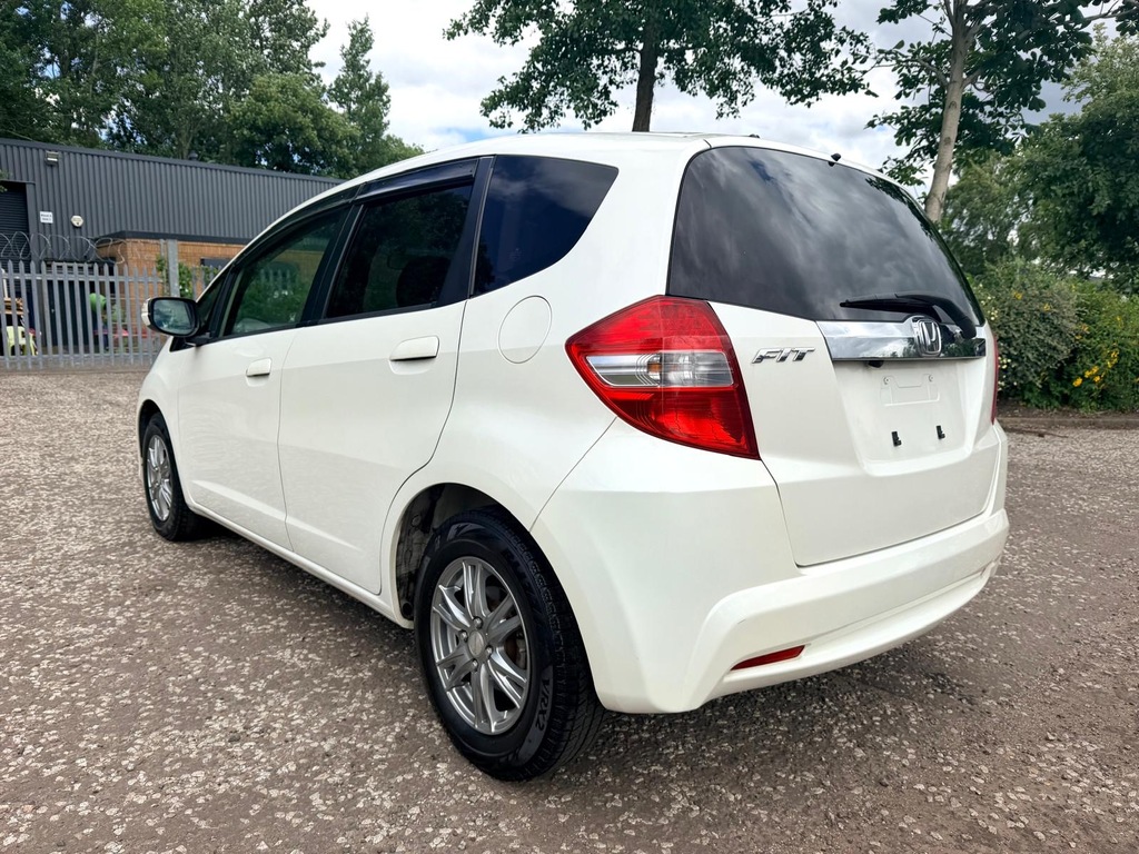 Honda Fit Jazz Fresh Import 1.5 Hatchback Cr White #4