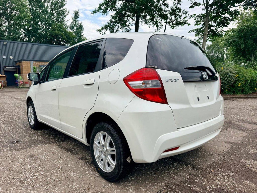 Honda Fit Jazz Fresh Import G Smart Edition 1.3 White #4