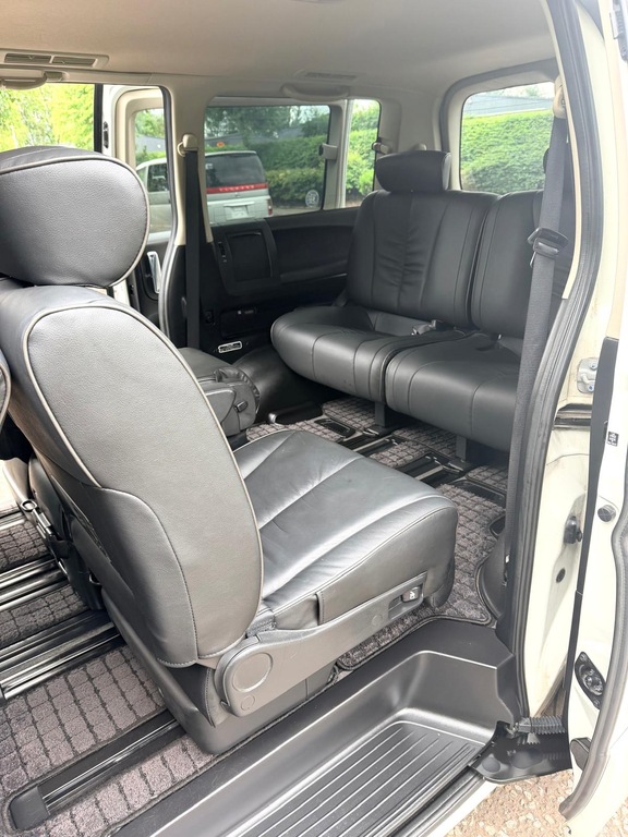 Nissan Elgrand 3.5 Red #18