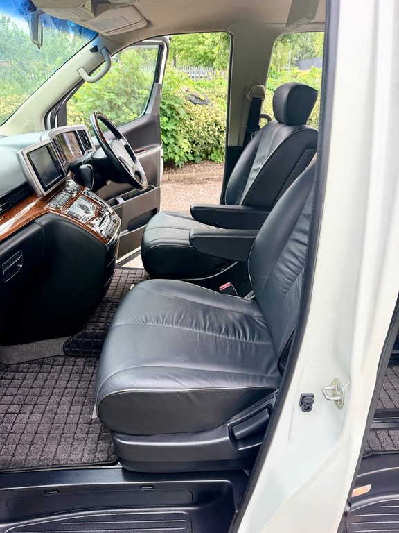 Nissan Elgrand 3.5 Red #15