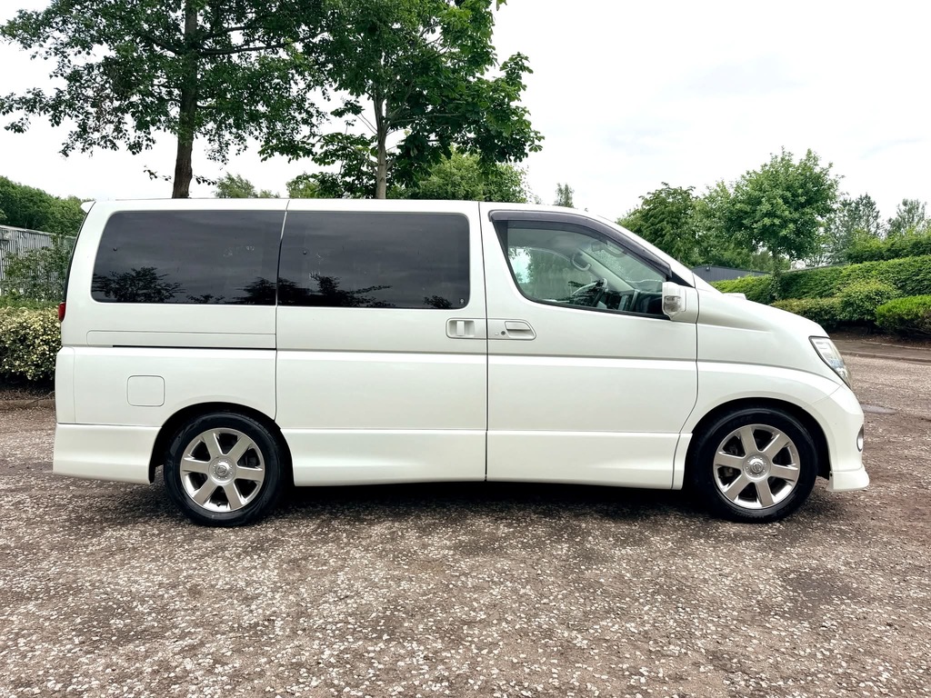 Nissan Elgrand 3.5 Red #8