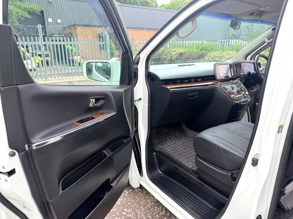 Nissan Elgrand 3.5 Red #13