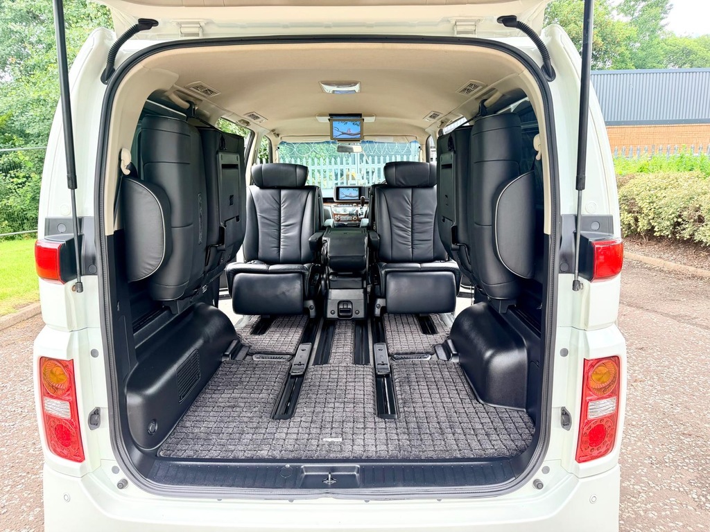Nissan Elgrand 3.5 Red #20