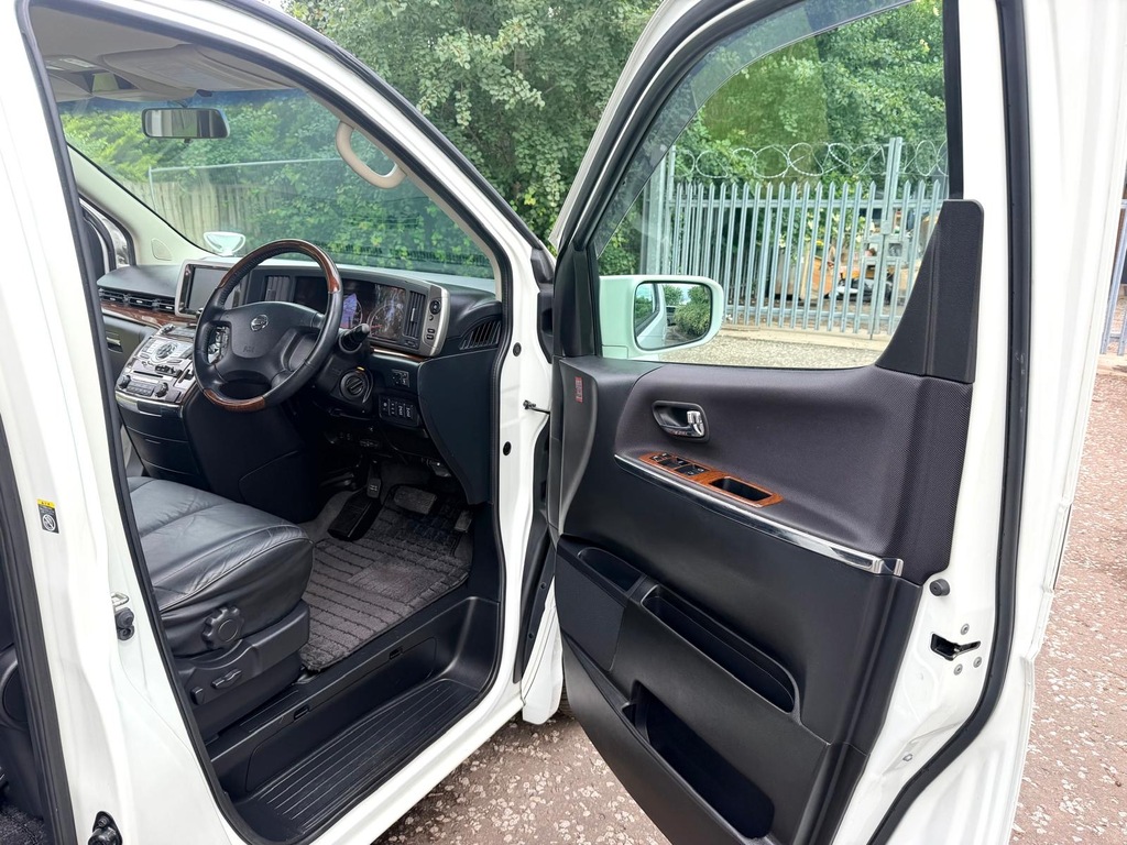 Nissan Elgrand 3.5 Red #14