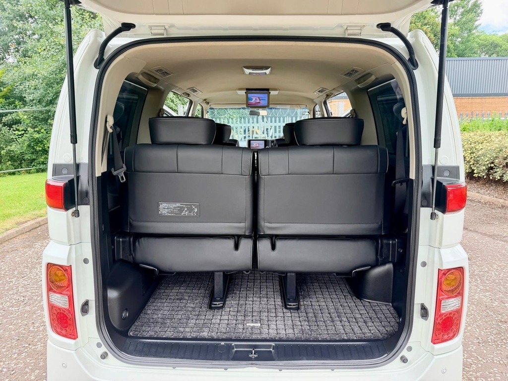 Nissan Elgrand 3.5 Red #21