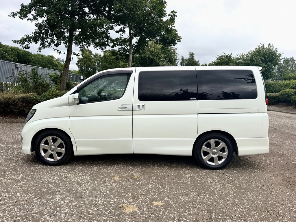 Nissan Elgrand Camper Day Van White #7