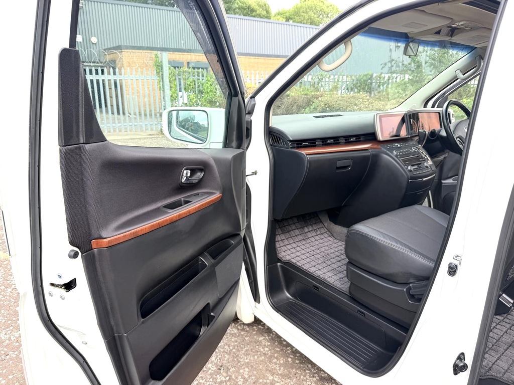 Nissan Elgrand Camper Day Van White #11